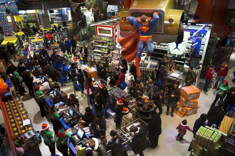<p>Consumidores em loja participante da Black Friday nos Estados Unidos</p>