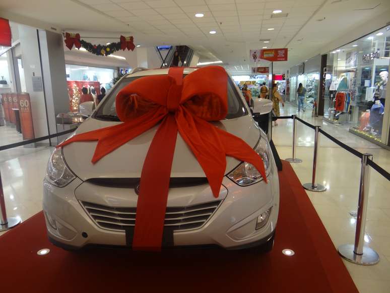 <p>Na esteira dos gastos natalinos, shoppings sortearam de bicicletas elétricas a carros</p>