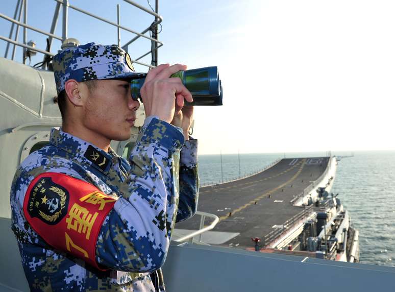 Soldado a bordo do porta-aviões chines Liaoning