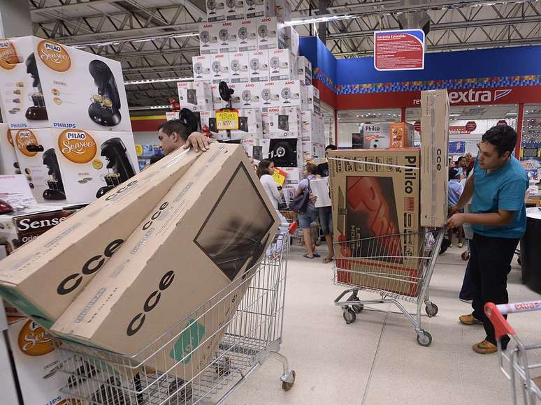 A Black Friday em um supermercado na zona leste de São Paulo começou ainda na noite de quinta-feira