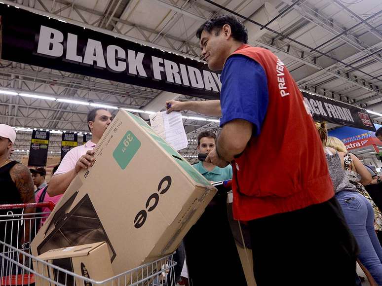 A Black Friday em um supermercado na zona leste de São Paulo começou ainda na noite de quinta-feira
