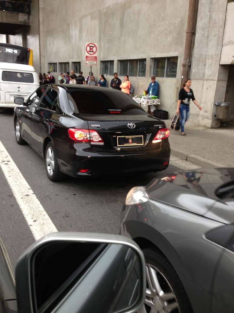 Carro trafega com placa falsa para se passar por ve&iacute;culo oficial da prefeitura