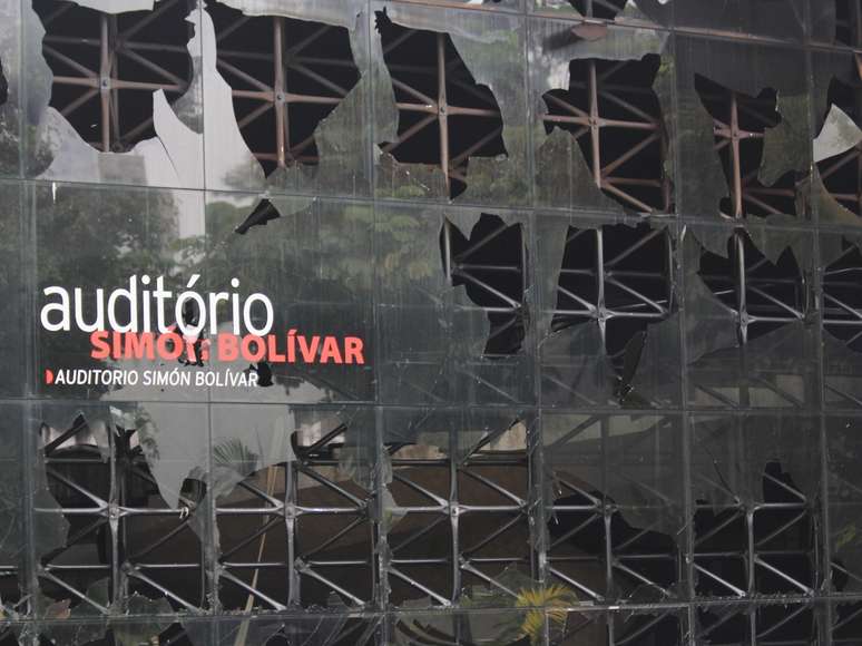 Fachada de auditório do Memorial da América Latina ficou destruída um dia após incêndio
