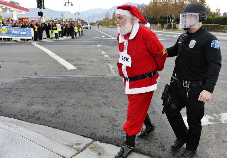 Homem vestido de Papai-Noel é preso durante protestos de funcionários do Wal-Mart