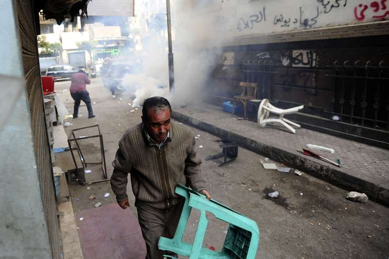 Polícia dispersa manifestantes com o uso de gás lacrimogêneo no Cairo