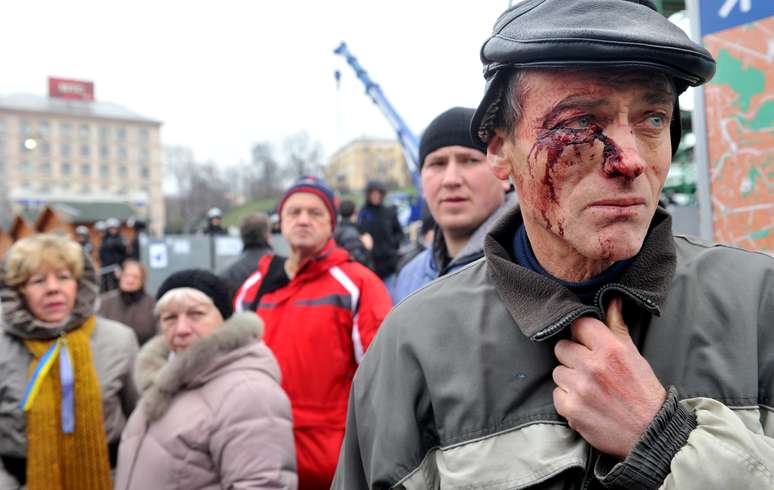 Manifestante ferido por policiais participa de protesto na praça da Independência, em Kiev, contra a violência repressão policial