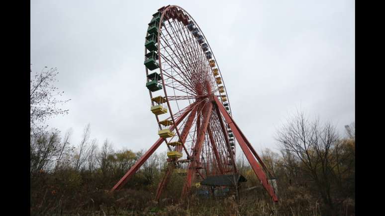 <p>Apesar de desativada, a roda gigante do Spreepark ainda gira, movimentada pela forte ventania que é marca registrada da capital alemã. Os ruídos enferrujados que emanam do brinquedo são dignos de filmes de terror e dão ao parque um ambiente ainda mais sombrio</p>