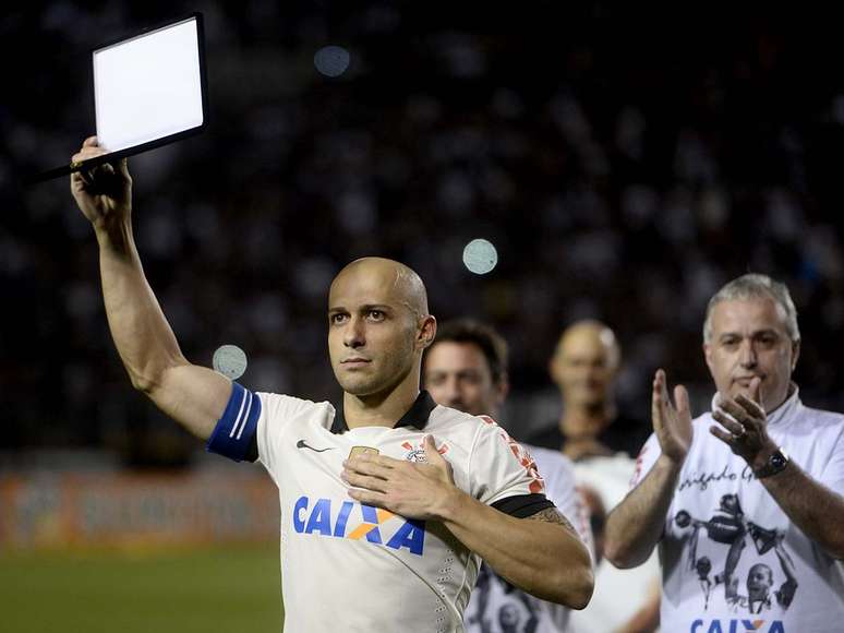 Capitão do Corinthians, Alessandro recebe placa como homenagem