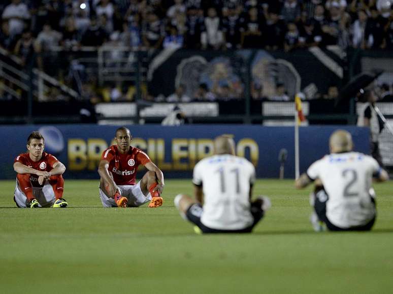 Jogadores de Corinthians e Internacional participam de protesto orquestrado pelo Bom Senso FC