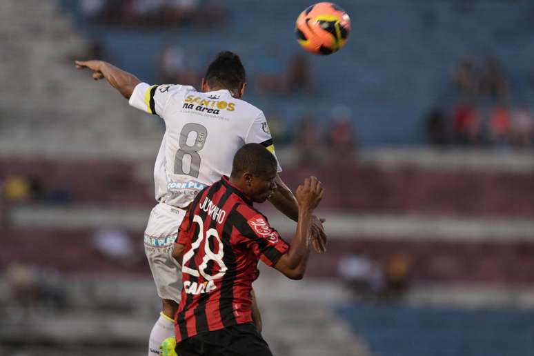 <p>Com Cícero como grande destaque, Santos conseguiu virada por 2 a 1 sobre o Atlético-PR para garantir posto de melhor paulista do Brasileiro</p>