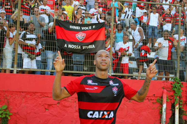 Dinei fez dois gols e uma assistência no triunfo por 4 a 2 do Vitória sobre o Flamengo