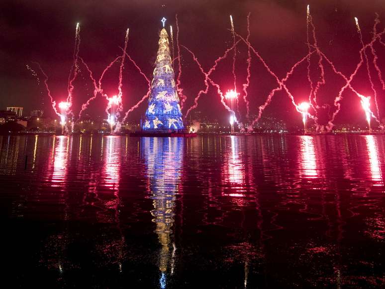 O cenário do carioca ganhou a partir deste sábado o reforço da árvore de Natal da Lagoa Rodrigo de Freitas. No seu 28º aniversário, a árvore de 85 metros, que é considerada a maior árvore de Natal flutuante do mundo, ganhou contornos mais coloridos