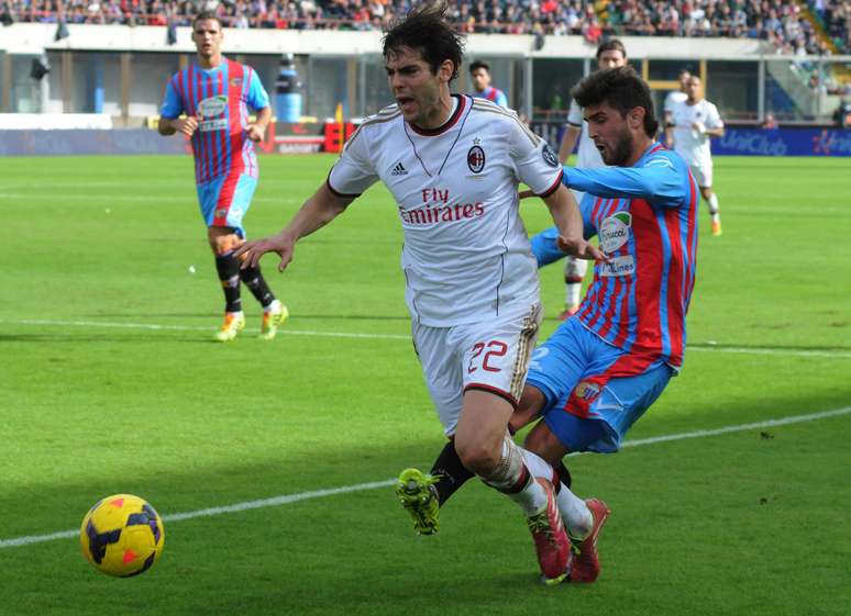 Kaká marcou o terceiro gol na vitória do Milan sobre o Catania