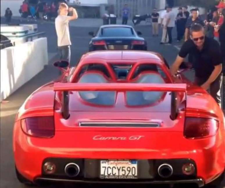 Em foto postada na internet, Paul Walker é visto do lado de fora de carro que bateu