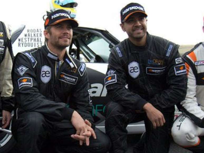 Paul Walker e Roger Rodas estavam em carro que colidiu com poste na Califórnia; na foto, dupla posou em evento automobilístico em 2010