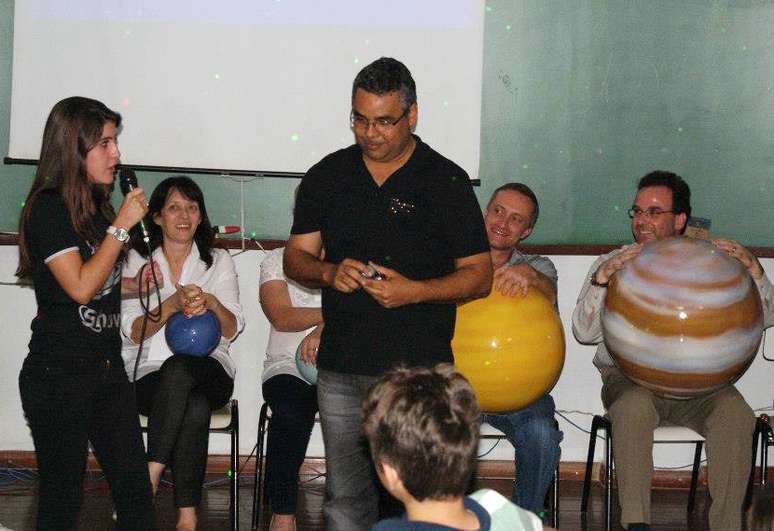 Em um tom descontra&iacute;do e com doses de suspense e curiosidade, os alunos brincam de maneira l&uacute;dica com os elementos da f&iacute;sica, misturando o inesperado com o m&aacute;gico