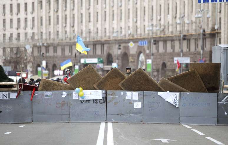 Manifestantes montaram barricada na principal avenida de Kiev