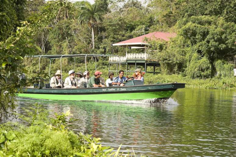 Barco faz passeio por santuário ecológico no Canal do Panamá