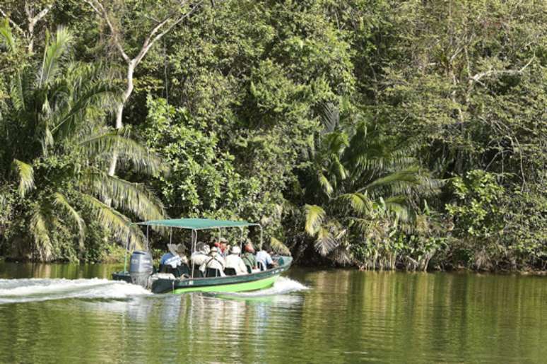 Turistas navegam pelo lago Gatun, que conecta os dois extremos do canal e é cercado por uma floresta tropical que permaneceu praticamente intocada nos últimos 100 anos