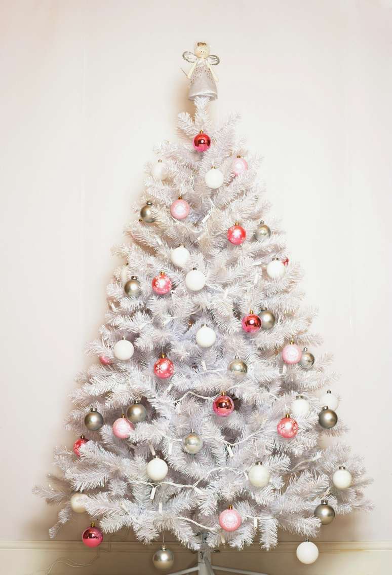 Já aqueles que preferem dar um toque original à decoração, podem utilizar o branco juntamente com o azul, com o prateado ou com um leve toque de rosa 