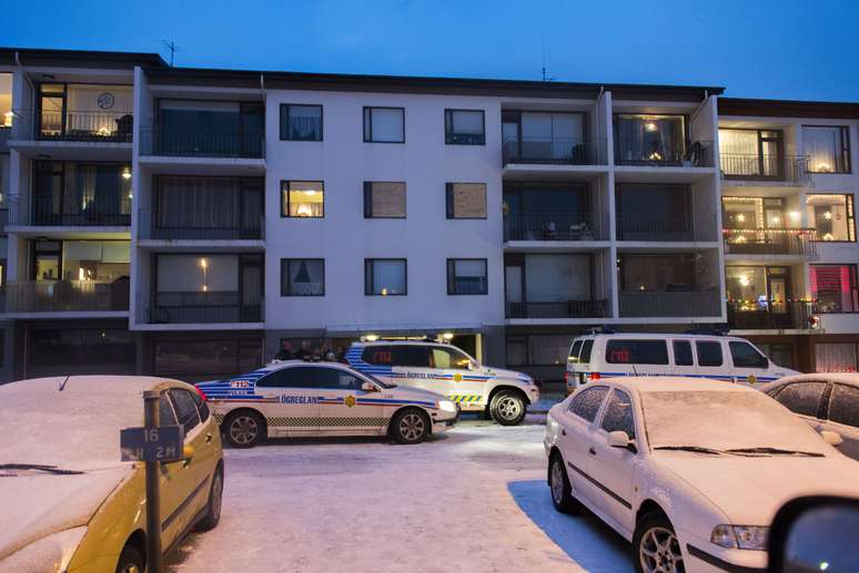<p>Viaturas policiais em frente a um prédio do leste de Reykjavik, cenário da primeira morte de uma pessoa durante uma operação policial na Islândia</p>