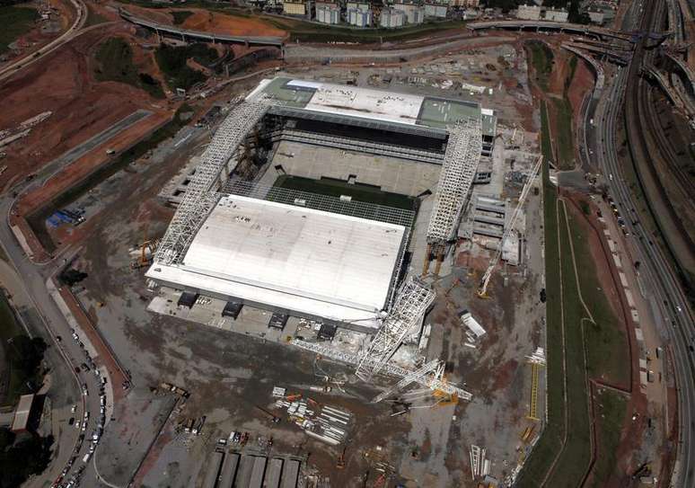 <p>Entre as imagens do laudo, construtora só divulgou uma foto panorâmica do estádio</p>