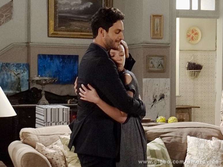 Linda abra&ccedil;a Rafael e diz que gosta dele