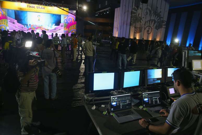 <p>Palco do sorteio na Costa do Sau&iacute;pe est&aacute; pronto para tirar sorrisos ou arrancar l&aacute;grimas das sele&ccedil;&otilde;es</p>