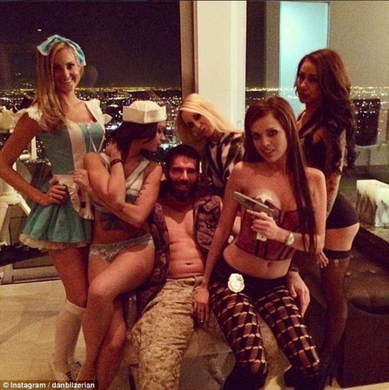 O milion&aacute;rio Dan Bilzerian (@danbilzerian) vive como um rei. Diariamente ele publica fotos extravagantes de festas com muita bebida e mulheres. Exibe a sua cole&ccedil;&atilde;o de armas, carros e avi&otilde;es e faz quest&atilde;o de mostrar os milhares de d&oacute;lares que tem em casa