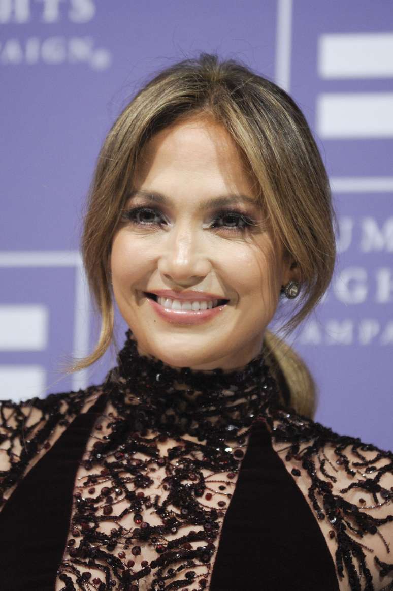 <p>Jennifer Lopez teria desenbolsado cerca de R$ 50 mil para ter seu próprio Caci, que promove lifting facial eletrônico</p>