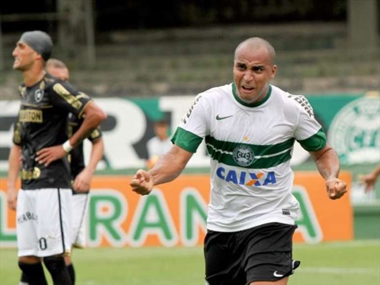 <p>Deivid levou o terceiro cart&atilde;o amarelo contra o Botafogo</p>