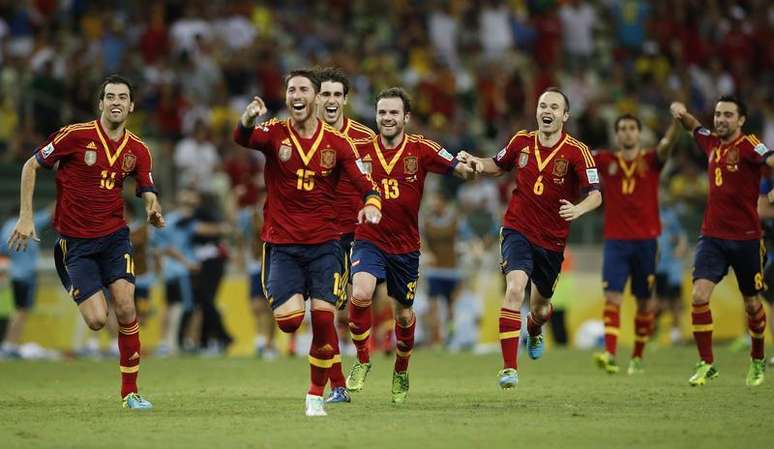 Jogadores da seleção da Espanha comemoram vitória sobre a Itália na semifinal na Copa das Confederações em Fortaleza 27/6/2013.