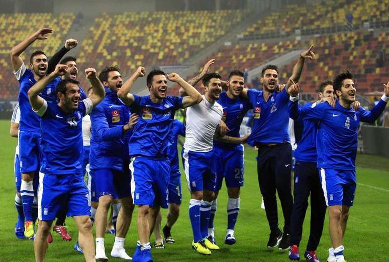 Jogadores da Grécia comemoram vitória sobre a Romênia em 19 de novembro.