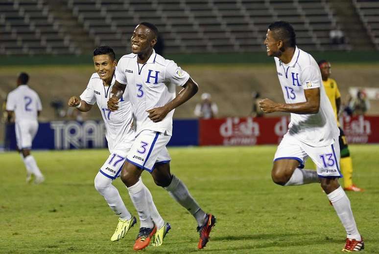 Atletas de Honduras celebram gol diante da Jamaica em Kingston, em outubro, pelas eliminatórias da Copa de 2014.
