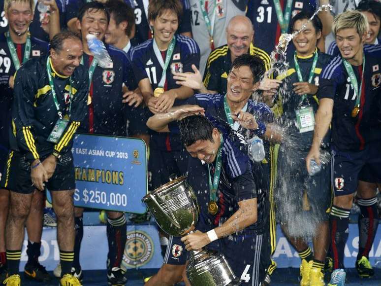 Jogadores e técnico do time do Japão comemoram vitória da Copa do Leste Asiático em Seoul 28/11/2013.