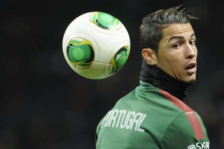 Cristiano Ronaldo brinca com a bola antes de partida de Portugal contra a Su&eacute;cia, em Estocolmo. 19/11/2013