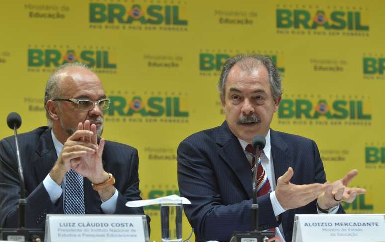 <p>"Estamos comparando a evolução do Brasil com países que investem muito mais por estudante", disse Mercadante</p>