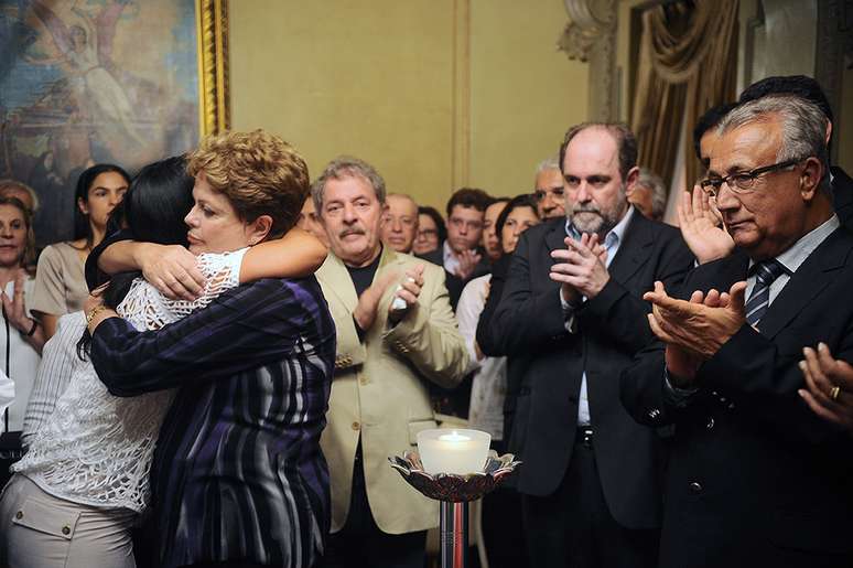 Presidente Dilma Rousseff abraça a primeira-dama Eliane Aquino durante o velório, que contou com a presença do ex-presidente Lula