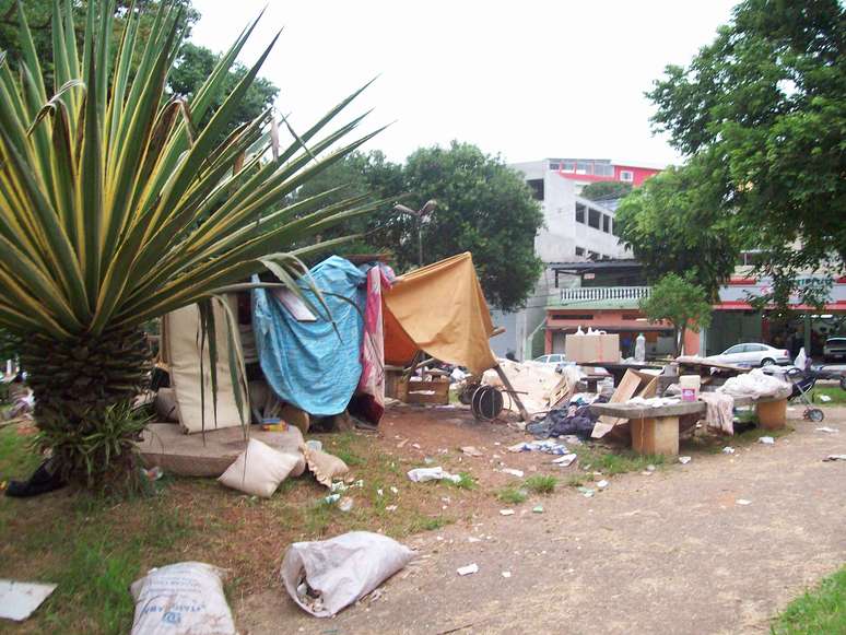 Praça, que deveria servir como opção de lazer no Parque Arariba, está tomada de lixo e abriga moradores de rua