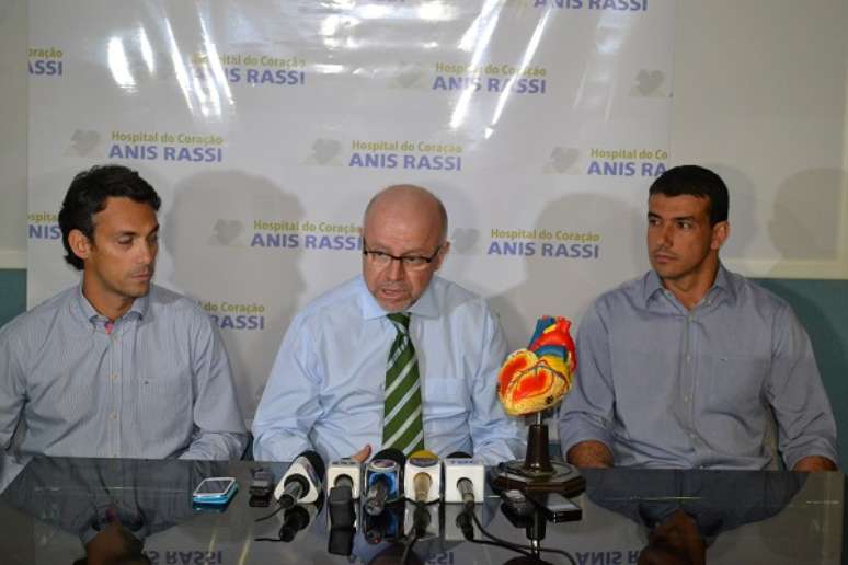 Vinícius Daher (esq), Sérgio Rassi e Fabrícios Las Casas (dir) explicam cirurgia de Enderson