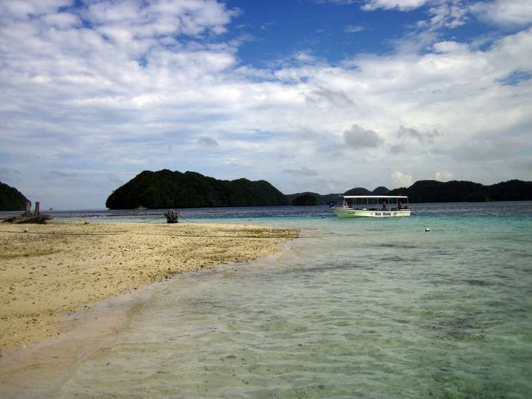 <p><strong>Palau</strong><br />A nação de Palau, na Micronésa, é um verdadeiro paraíso natural formado por oito ilhas principais e centenas de  ilhotas rodeadas pelas águas turquesas do Pacífico. O arquipélago das Ilhas Rock é um dos destinos mais incríveis do território, com lagoas e ilhas intocadas que fascinam os raros visitantes</p>