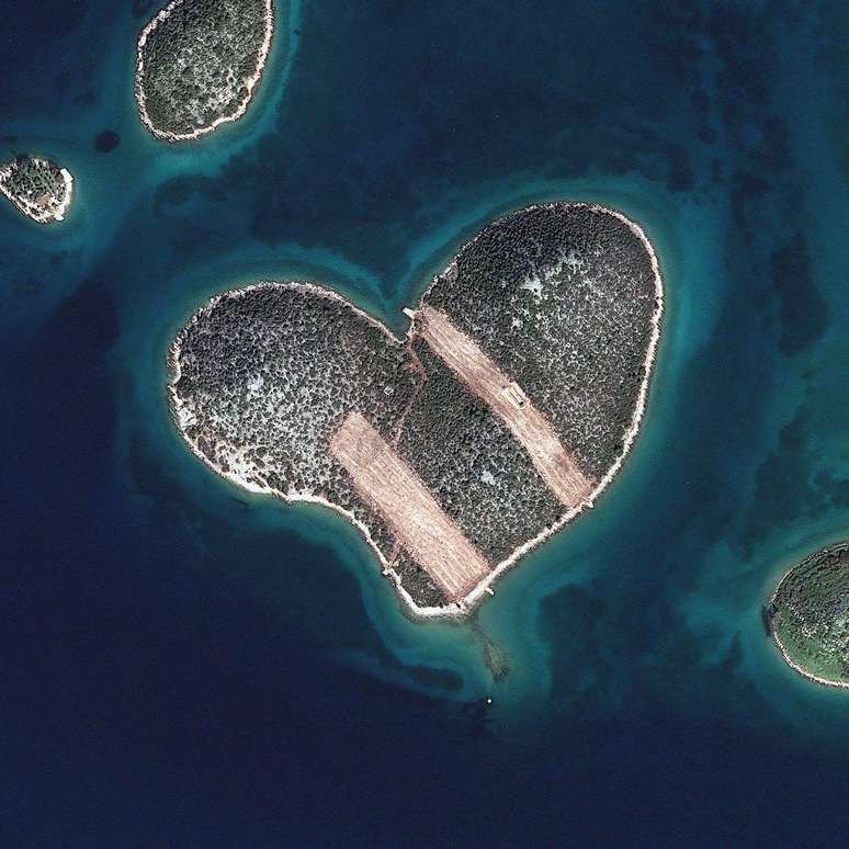 <p>Foto mostra Galenjak - a "ilha do amor" -, na Croácia. A empresa DigitalGlobe, que trabalha com imagens de satélite, faz um concurso para escolher a melhor foto do ano feita do espaço. Para votar, é só ir na</p>