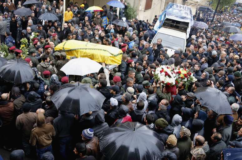 <p>Multid&atilde;o acompanha o cortejo f&uacute;nebre de Al-Laqis</p>