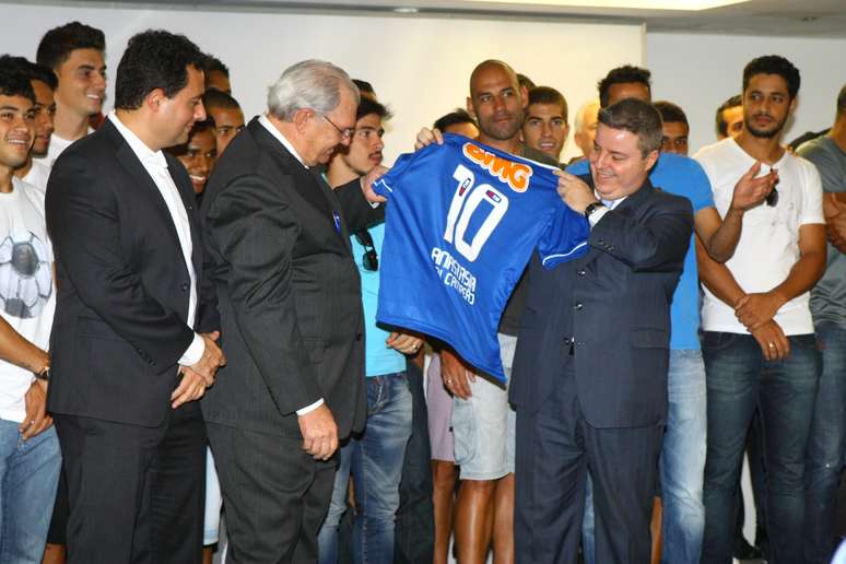 Anastasia recebeu camisa cruzeirense do presidente Gilvan