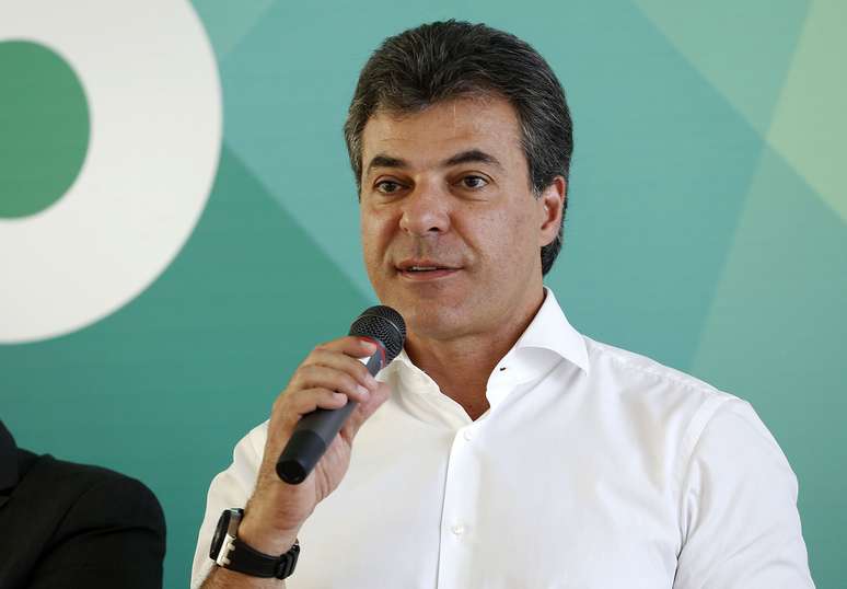 <p>Governador do Paraná, Beto Richa diz que irá pedir a suspensão do reajuste da tarifa de energia</p>