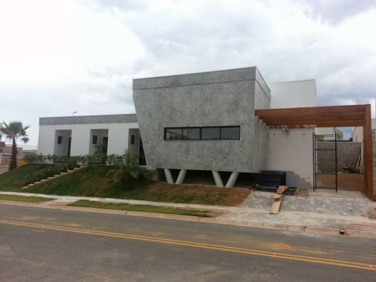 O arquiteto projetou a casa dos sonhos e distribuiu a construção de 188 m² em um terreno de tamanho modesto, 420 m². Informações: (19) 3294-6006