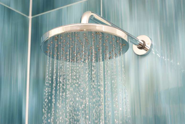 Com maior vazão, o chuveiro a gás proporciona um banho com maior volume de água do que os modelos elétricos