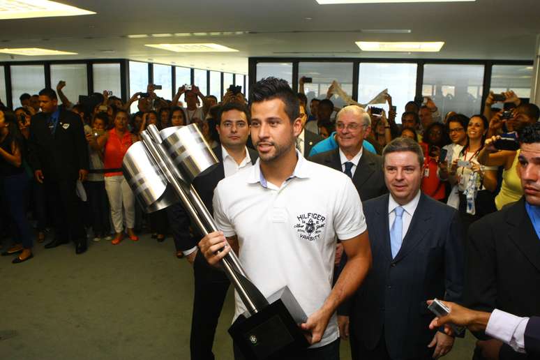 Fábio exibiu a taça de campeão brasileiro de 2013