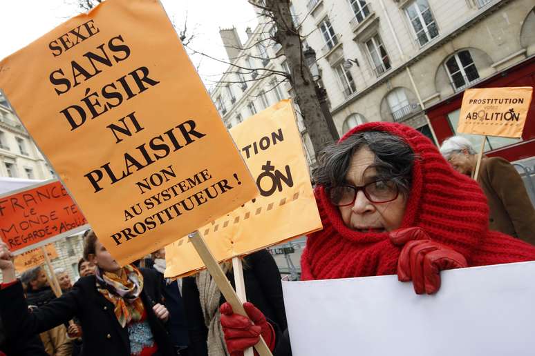 Manifestantes se mobilizam a favor da proibição da prostitução em frente à Assembleia Nacional da França, em Paris
