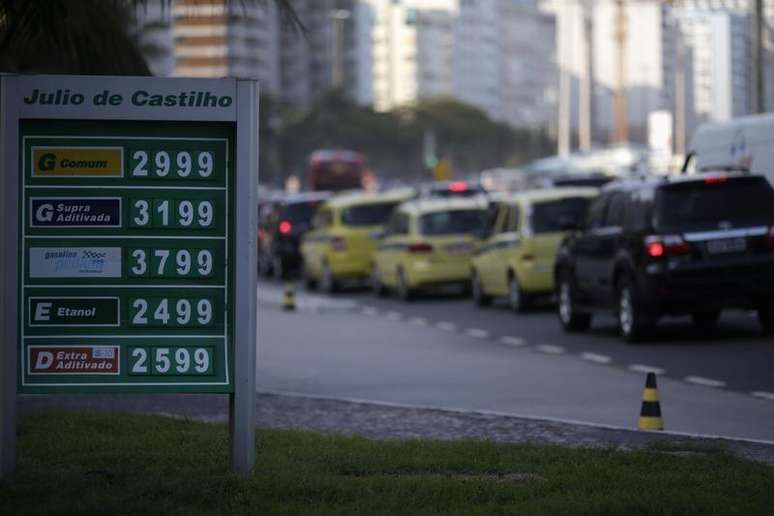 <p>Cada motorista comprou at&eacute; 20 litros de gasolina a R$ 1,53 o litro</p>